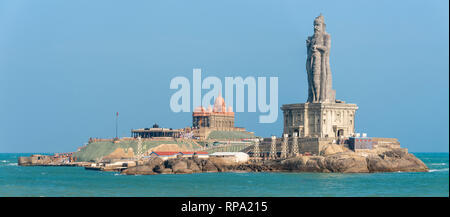 A2 Bild stitch Panoramablick auf den Vivekananda Rock Memorial und Thiruvalluvar Statue in der Nähe von Kanyakumari an einem sonnigen Tag. Stockfoto