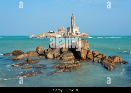 Ein Blick auf die vivekananda Rock Memorial und Thiruvalluvar Statue in der Nähe von Kanyakumari an einem sonnigen Tag mit blauen Himmel. Stockfoto