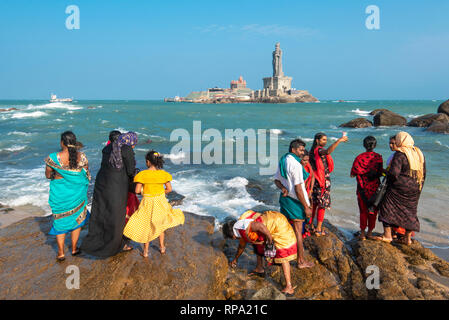 Touristen und Einheimische am Ufer des Kanyakumari im Vivekananda Rock Memorial und Thiruvalluvar Statue auf der Suche an einem sonnigen Tag mit blauen Himmel. Stockfoto