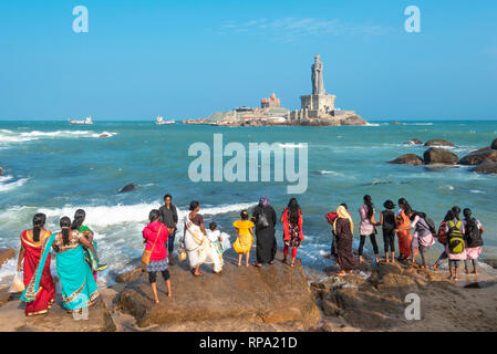 Touristen und Einheimische am Ufer des Kanyakumari im Vivekananda Rock Memorial und Thiruvalluvar Statue auf der Suche an einem sonnigen Tag mit blauen Himmel. Stockfoto