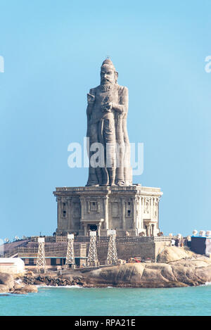 Eine komprimierte perspektivische Ansicht des Thiruvalluvar Statue in der Nähe von Kanyakumari in Indien an einem sonnigen Tag mit blauen Himmel. Stockfoto