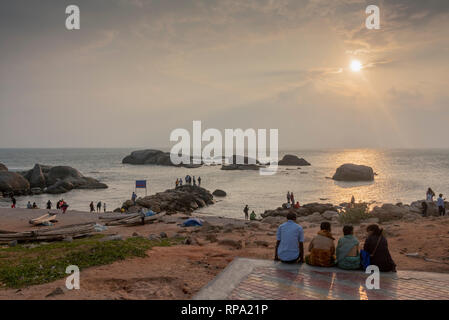 HDR-Bild von Massen von lokalen indischen Menschen auf den Strand bei Sonnenuntergang zu gehen, die Sonne zu beobachten, wie weiter unten am Strand bei Sonnenuntergang Blick Punkt in Kanyakumari. Stockfoto