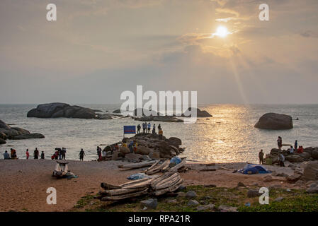 HDR-Bild von Massen von lokalen indischen Menschen auf den Strand bei Sonnenuntergang zu gehen, die Sonne zu beobachten, wie weiter unten am Strand bei Sonnenuntergang Blick Punkt in Kanyakumari. Stockfoto