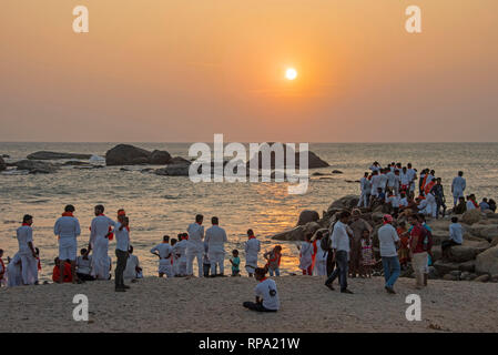 HDR-Bild von Massen von lokalen indischen Menschen auf den Strand bei Sonnenuntergang zu gehen, die Sonne zu beobachten, wie weiter unten am Strand bei Sonnenuntergang Blick Punkt in Kanyakumari. Stockfoto