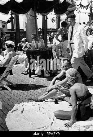 Touristen auf dem Deck eines Schiffes, 1930 Stockfoto