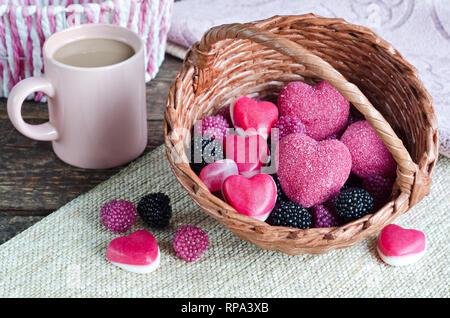 Marmelade in Form von Herzen in einem Weidenkorb. Stockfoto