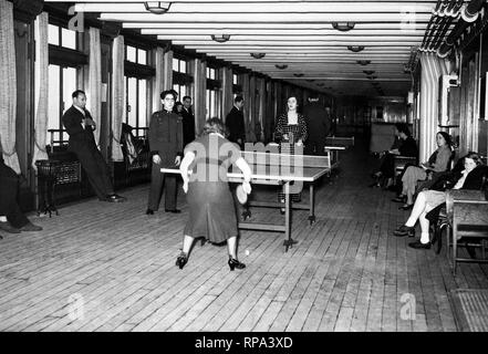 Touristen spielen Ping pong auf einem Liner, 1930 Stockfoto