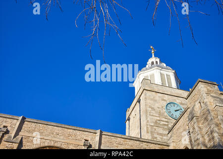 St. Thomas Kirche in High Street Portsmouth ist die Kathedrale Kirche in der Stadt suchen, um sich an der Glocke und Uhr Turm Stockfoto