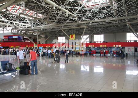 Havanna - 27. Februar: Touristen warten, bis ihre Flüge am 27. Februar 2011 in Havanna, Kuba. Havannas Jose Marti International Airport Konten Stockfoto