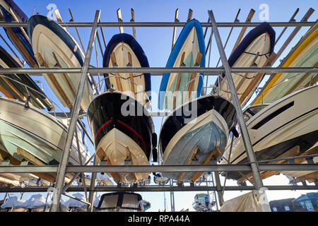 Sportboote auf eine vertikale Rack System bei Sturz Dock in Portsmouth geparkt Stockfoto