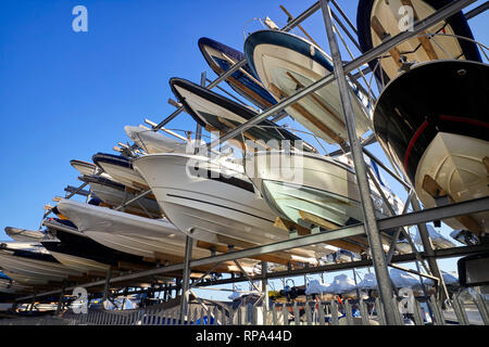 Sportboote auf eine vertikale Rack System bei Sturz Dock in Portsmouth geparkt Stockfoto