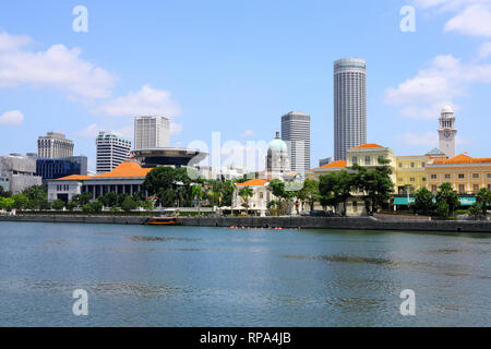 Singapur Skyline der Stadt mit älteren Gebäuden aus der Kolonialzeit im Vordergrund und modernen Wolkenkratzern im Hintergrund. Moderne Asien. Stockfoto