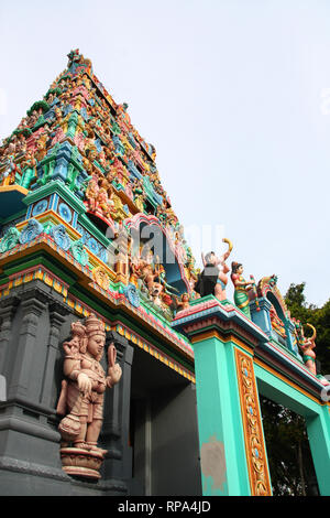 Sri Veeramakaliamman Tempel in Singapur. Hinduistische Kunst farbenfrohe Skulpturen. Stockfoto