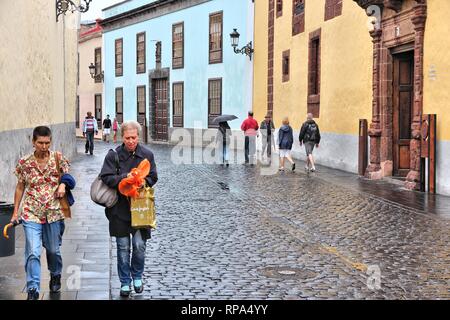 LA LAGUNA, Spanien - Oktober 30, 2012: die Menschen besuchen Sie die Altstadt von La Laguna, Spanien. Berühmte Stadt San Cristobal de La Laguna auf Teneriffa ist ein UNESCO-H Stockfoto