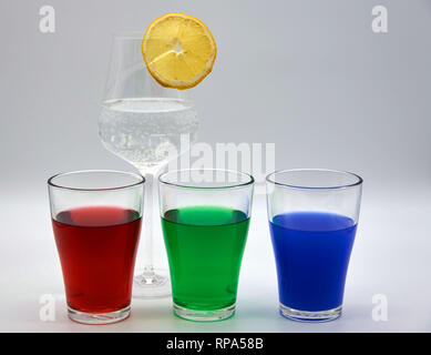 Gläser mit farbigem Wasser. RGB Rot Blau Grün Stockfoto