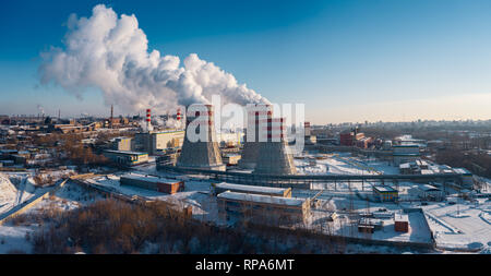 Panoramablick auf die Schwerindustrie mit schädlichen Auswirkungen auf die Natur; die CO2-Emissionen, giftig giftige Gase von Kaminen; Rusty schmutzig Pipelines und Clou Stockfoto