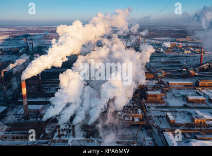 Panoramablick auf die Schwerindustrie mit schädlichen Auswirkungen auf die Natur; die CO2-Emissionen, giftig giftige Gase von Kaminen; Rusty schmutzig Pipelines und Clou Stockfoto