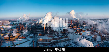 Panoramablick auf die Schwerindustrie mit schädlichen Auswirkungen auf die Natur; die CO2-Emissionen, giftig giftige Gase von Kaminen; Rusty schmutzig Pipelines und Clou Stockfoto