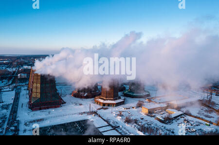 Panoramablick auf die Schwerindustrie mit schädlichen Auswirkungen auf die Natur; die CO2-Emissionen, giftig giftige Gase von Kaminen; Rusty schmutzig Pipelines und Clou Stockfoto