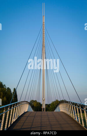 Christchurch Fußgänger- und Zyklus Schrägseilbrücke über die Themse zu lesen. Stockfoto