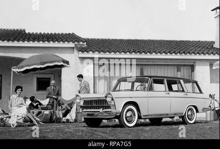 Familie im Garten, Fiat 1800, 1959 Stockfoto