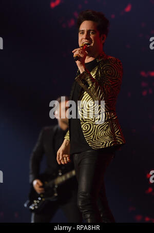Sacramento, USA. 20 Feb, 2019. Brendon Urie der Panik! In der Disco führt während der "BETEN FÜR DIE GOTTLOSEN' Tour Golden 1 Zentrum am Februar 20, 2019 in Sacramento, Kalifornien. Credit: Imagespace/Alamy leben Nachrichten Stockfoto