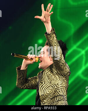 SACRAMENTO, Kalifornien - 20. Februar: Brendon Urie der Panik! In der Disco führt während der "BETEN FÜR DIE GOTTLOSEN' Tour Golden 1 Zentrum am Februar 20, 2019 in Sacramento, Kalifornien. Foto: imageSPACE/MediaPunch Stockfoto