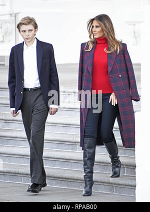 Washington, District of Columbia, USA. 20 Nov, 2017. First Lady Melania Trump und Sohn Barron Spaziergang das Weiße Haus Weihnachtsbaum auf der nördlichen Vorhalle des Weißen Hauses in Washington, DC am Montag, 20. November 2017 anzunehmen. Der Baum wird im Blauen Zimmer. Stand: Ron Sachs/CNP Credit: Ron Sachs/CNP/ZUMA Draht/Alamy leben Nachrichten Stockfoto