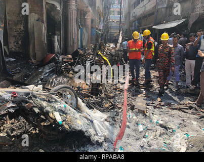 Dhaka, Bangladesch. 21 Feb, 2019. Nach einem Großbrand, Schutt liegt auf einer Straße vor der Gebäude durch die Flammen zerstört. Dutzende Menschen haben ihr Leben verloren in einem Großbrand in Bangladeschs Hauptstadt Dhaka. Dies war sagte am 21.02.2019 vom Offizier im Dienst der Feuerwehr und Zivilschutz, K. Hasan, der Deutschen Presseagentur. Credit: Mohammad Al-Masum Molla/dpa/Alamy leben Nachrichten Stockfoto