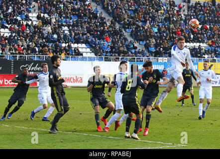 Kiew, Ukraine. 20. Februar, 2019. FC Dynamo Kyiv U19 (in Weiß) und juventus U19 (in Schwarz) Spieler für eine Kugel während der UEFA-Jugend Liga Spiel bei Valeriy Lobanovskiy Stadion in Kiew, Ukraine kämpfen. Dynamo gewann 3-0. Credit: Oleksandr Prykhodko/Alamy leben Nachrichten Stockfoto