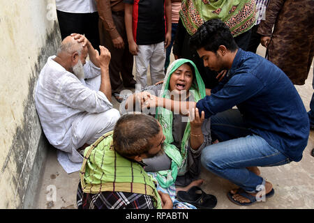 Dhaka, Bangladesch. 21 Feb, 2019. Die Angehörigen der Opfer der Waldbrände heult in einem Krankenhaus in Dhaka, der Hauptstadt von Bangladesch, Jan. 21, 2019. Mindestens 81 Menschen sind am Donnerstag getötet worden nach einem verheerenden Brand durch eine Reihe von Gebäuden im alten Teil der Hauptstadt Dhaka, Bangladesch riss. Herr Kommissar von Dhaka Division, KM Ali, Azam, Xinhua erklärt, dass sie die Todesfälle bestätigt haben. Credit: Stringer/Xinhua/Alamy leben Nachrichten Stockfoto