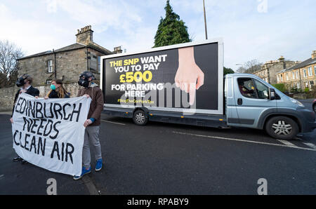 Edinburgh, Schottland, Großbritannien. 21 Feb, 2019. Jackson Carlaw MSP und Meilen Briggs MSP ein Ad Van zu einem Edinburgh care Home heute enthüllen, bevor sie über das Central Belt von Schottland zu den Arbeitsplätzen, die durch die vorgeschlagene Parkplatz vor. Er soll durch das schottische Parlament von der SNP und grünen Parteien abgestimmt werden geschlagen werden, reist. Credit: Iain Masterton/Alamy leben Nachrichten Stockfoto