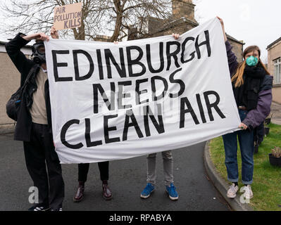 Edinburgh, Schottland, Großbritannien. 21 Feb, 2019. Gegen Luftverschmutzung Mitkämpfer Bühne Protest gegen die Enthüllung des Schottischen Consrtvatives'Ad Van gegen den vorgeschlagenen Parkplatz steuern. Jackson Carlaw MSP und Meilen Briggs MSP enthüllt eine Ad Van zu einem Edinburgh care Home heute, bevor sie über das Central Belt von Schottland zu den Arbeitsplätzen, die durch die vorgeschlagene Parkplatz vor. Er soll durch das schottische Parlament von der SNP und grünen Parteien abgestimmt werden geschlagen werden, reist. Credit: Iain Masterton/Alamy leben Nachrichten Stockfoto