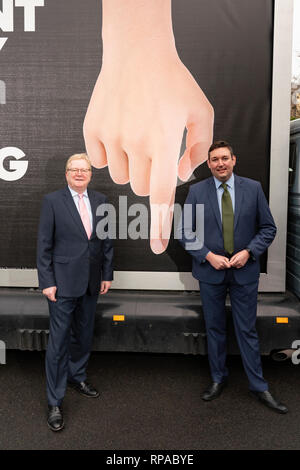 Edinburgh, Schottland, Großbritannien. 21 Feb, 2019. Jackson Carlaw MSP und Meilen Briggs MSP ein Ad Van zu einem Edinburgh care Home heute enthüllen, bevor sie über das Central Belt von Schottland zu den Arbeitsplätzen, die durch die vorgeschlagene Parkplatz vor. Er soll durch das schottische Parlament von der SNP und grünen Parteien abgestimmt werden geschlagen werden, reist. Abgebildet; Jackson Carlaw MSP (L) und Meilen Briggs MSP Credit: Iain Masterton/Alamy leben Nachrichten Stockfoto