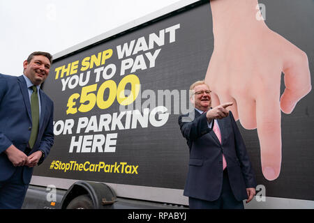 Edinburgh, Schottland, Großbritannien. 21 Feb, 2019. Jackson Carlaw MSP und Meilen Briggs MSP ein Ad Van zu einem Edinburgh care Home heute enthüllen, bevor sie über das Central Belt von Schottland zu den Arbeitsplätzen, die durch die vorgeschlagene Parkplatz vor. Er soll durch das schottische Parlament von der SNP und grünen Parteien abgestimmt werden geschlagen werden, reist. Abgebildet; Meilen Briggs MSP (L) und Jackson Carlaw MSP Credit: Iain Masterton/Alamy leben Nachrichten Stockfoto