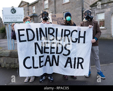 Edinburgh, Schottland, Großbritannien. 21 Feb, 2019. Gegen Luftverschmutzung Mitkämpfer Bühne Protest gegen die Enthüllung der Schottischen Konservativen ad Van gegen den vorgeschlagenen Parkplatz steuern. Jackson Carlaw MSP und Meilen Briggs MSP enthüllt eine Ad Van zu einem Edinburgh care Home heute, bevor sie über das Central Belt von Schottland zu den Arbeitsplätzen, die durch die vorgeschlagene Parkplatz vor. Er soll durch das schottische Parlament von der SNP und grünen Parteien abgestimmt werden geschlagen werden, reist. Credit: Iain Masterton/Alamy leben Nachrichten Stockfoto