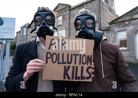 Edinburgh, Schottland, Großbritannien. 21 Feb, 2019. Gegen Luftverschmutzung Mitkämpfer Bühne Protest gegen die Enthüllung der Schottischen Konservativen ad Van gegen den vorgeschlagenen Parkplatz steuern. Jackson Carlaw MSP und Meilen Briggs MSP enthüllt eine Ad Van zu einem Edinburgh care Home heute, bevor sie über das Central Belt von Schottland zu den Arbeitsplätzen, die durch die vorgeschlagene Parkplatz vor. Er soll durch das schottische Parlament von der SNP und grünen Parteien abgestimmt werden geschlagen werden, reist. Credit: Iain Masterton/Alamy leben Nachrichten Stockfoto