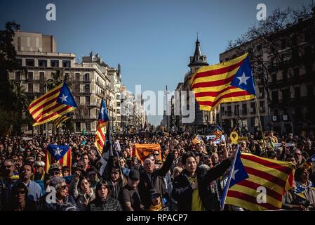 Barcelona, Spanien. 21 Feb, 2019. Katalanischen Separatisten sammeln während ein Generalstreik der Oberste Gerichtshof Verfahren gegen 12 Katalanische Führer des von Aufruhr und Aufstand gegen Spanien und den Missbrauch öffentlicher Mittel im Zusammenhang mit der verbotenen Referendum über die sezession und eine Unabhängigkeit, die Abstimmung in der katalanischen Parlament im Oktober 2017 zu protestieren. Credit: Matthias Oesterle/Alamy leben Nachrichten Stockfoto