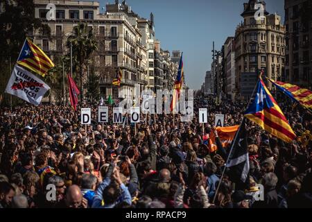 Barcelona, Spanien. 21 Feb, 2019. Katalanischen Separatisten sammeln während ein Generalstreik der Oberste Gerichtshof Verfahren gegen 12 Katalanische Führer des von Aufruhr und Aufstand gegen Spanien und den Missbrauch öffentlicher Mittel im Zusammenhang mit der verbotenen Referendum über die sezession und eine Unabhängigkeit, die Abstimmung in der katalanischen Parlament im Oktober 2017 zu protestieren. Credit: Matthias Oesterle/Alamy leben Nachrichten Stockfoto