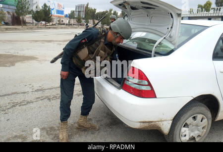 Kandahar, Afghanistan. 20 Feb, 2019. Ein afghanischer Polizist sucht ein Fahrzeug an ein Security Checkpoint auf dem Weg zur Panjwai Bezirk der Provinz Kandahar, Afghanistan, Jan. 20, 2019. Die afghanischen Sicherheitskräfte vier mutmassliche Taliban militants in der südlichen Provinz Kandahar festgehalten haben, in einem neuesten raid-gegen die Aufständischen, Behörden sagte Mittwoch. Credit: Sanaullah Seiam/Xinhua/Alamy leben Nachrichten Stockfoto