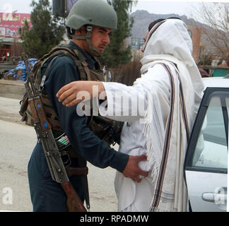 Kandahar. 20 Feb, 2019. Ein afghanischer Polizist frisks ein Mann, der an ein Security Checkpoint auf dem Weg zur Panjwai Bezirk der Provinz Kandahar, Afghanistan, Jan. 20, 2019. Die afghanischen Sicherheitskräfte vier mutmassliche Taliban militants in der südlichen Provinz Kandahar festgehalten haben, in einem neuesten raid-gegen die Aufständischen, Behörden sagte Mittwoch. Credit: Sanaullah Seiam/Xinhua/Alamy leben Nachrichten Stockfoto