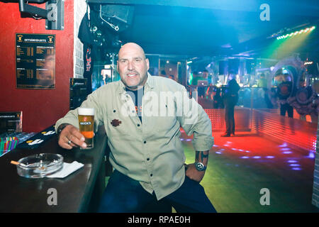 Hannover, Deutschland. 08 Juni, 2018. Der ehemalige Chef der Hells Angels, Frank Hanebuth, sitzt an der Bar mit einem Bier am Tag der Einweihung seines Biker Bar. Credit: Samantha Franson/dpa/Alamy leben Nachrichten Stockfoto