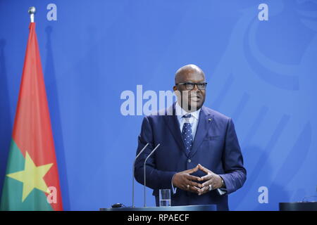 Berlin, Deutschland. 21. Feb 2019. Die deutsche Bundeskanzlerin Angela Merkel und der Präsident der Republik Burkina Faso, Roch Marc Kaboré auf der Pressekonferenz im Bundeskanzleramt. Nach einer gemeinsamen Diskussion wird der Schwerpunkt auf die bilateralen Beziehungen und die Sicherheits- und Migrationspolitik Themen auf die Situation in der Sahelzone. Bild: Sao Struck/Alamy leben Nachrichten Stockfoto