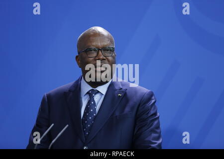 Berlin, Deutschland. 21. Feb 2019. Die deutsche Bundeskanzlerin Angela Merkel und der Präsident der Republik Burkina Faso, Roch Marc Kaboré auf der Pressekonferenz im Bundeskanzleramt. Nach einer gemeinsamen Diskussion wird der Schwerpunkt auf die bilateralen Beziehungen und die Sicherheits- und Migrationspolitik Themen auf die Situation in der Sahelzone. Bild: Sao Struck/Alamy leben Nachrichten Stockfoto