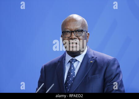 Berlin, Deutschland. 21. Feb 2019. Die deutsche Bundeskanzlerin Angela Merkel und der Präsident der Republik Burkina Faso, Roch Marc Kaboré auf der Pressekonferenz im Bundeskanzleramt. Nach einer gemeinsamen Diskussion wird der Schwerpunkt auf die bilateralen Beziehungen und die Sicherheits- und Migrationspolitik Themen auf die Situation in der Sahelzone. Bild: Sao Struck/Alamy leben Nachrichten Stockfoto