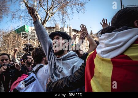 Barcelona, Spanien. 21 Feb, 2019. Katalanischen Separatisten shout Slogans wie sie den Beginn des Obersten Gerichtshofes Prozess gegen 12 Katalanische Führer des von Aufruhr und Aufstand gegen Spanien und den Missbrauch öffentlicher Mittel im Zusammenhang mit der verbotenen Referendum über die sezession und eine Unabhängigkeit, die Abstimmung in der katalanischen Parlament im Oktober 2017 protestieren. Credit: Matthias Oesterle/Alamy leben Nachrichten Stockfoto