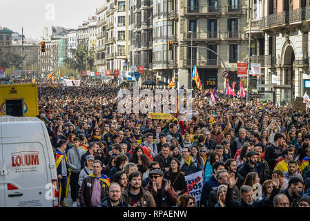 Barcelona, Spanien. 21 Feb, 2019. Unter dem Motto "Ist es nicht ein Prozess, es ist eine Schande" Mitglieder der studentischen Verbände März während eines Generalstreiks in der Ronda Universitat. Die separatistische Parteien, gemeinsam mit Verbänden und Gewerkschaften, haben sich für einen Streik gegen den Versuch von zwölf separatistischen Führern vor dem Obersten Gericht in Madrid zum Protest aufgerufen. Credit: Nicolas Carvalho Ochoa/dpa/Alamy leben Nachrichten Stockfoto