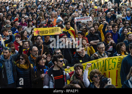 Barcelona, Spanien. 21 Feb, 2019. Unter dem Motto "Ist es nicht ein Prozess, es ist eine Schande" Mitglieder der studentischen Verbände März während eines Generalstreiks in der Ronda Universitat. Die separatistische Parteien, gemeinsam mit Verbänden und Gewerkschaften, haben sich für einen Streik gegen den Versuch von zwölf separatistischen Führern vor dem Obersten Gericht in Madrid zum Protest aufgerufen. Credit: Nicolas Carvalho Ochoa/dpa/Alamy leben Nachrichten Stockfoto