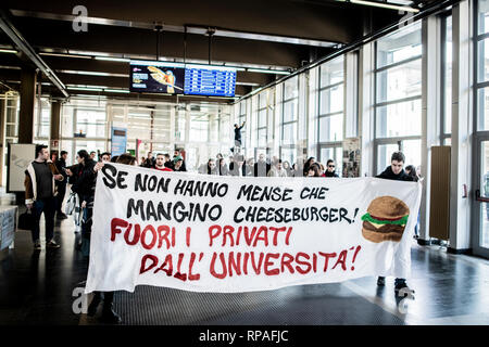 Foto LaPresse - Marco Alpozzi 21 Febbraio 2019 Torino, Italia Motori Continua la protesta degli studenti Contro l'apertura di un fast food davanti all'Universit&#x221a;&#x2020; nella palazzina Aldo Moro Nella Foto: La protesta da Palazzo Nuovo Foto LaPresse - Marco Alpozzi Februar 21, 2019 Turin, Italien News student Protest gegen fast food Eröffnung vor der Universität In der Pic: Protest im Palazzo Nuovo Stockfoto