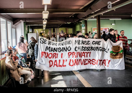 Foto LaPresse - Marco Alpozzi 21 Febbraio 2019 Torino, Italia Motori Continua la protesta degli studenti Contro l'apertura di un fast food davanti all'Universit&#xe0; nella palazzina Aldo Moro Nella Foto: La protesta da Palazzo Nuovo Foto LaPresse - Marco Alpozzi Februar 21, 2019 Turin, Italien News student Protest gegen fast food Eröffnung vor der Universität In der Pic: Protest im Palazzo Nuovo Stockfoto